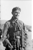 Bundesarchiv_Bild_101I-527-2350-09%2C_Kreta%2C_Fallschirmj%C3%A4ger_nach_Einsatz.jpg