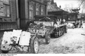 Bundesarchiv_Bild_101I-268-0176-29,_Russland,_Kettenfahrzeug_mit_Anhänger.jpg