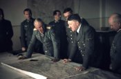 Гитлер и Эрих фон Манштейн у карты боевых действий.