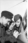 Bundesarchiv_Bild_101I-321-0855-08%2C_Russland%2C_Anbringen_von_Rudermarkierungen.jpg