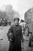 Евгений Долматовский около Бранденбургских ворот с головой Гитлера,Берлин, 2 мая 1945