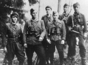 Вояки Української повстанської армії ( УПА ).