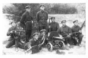 Командиры и рядовые РККА с пулемётом Максим.