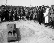 Гитлер тестирует сверхтяжелый танк Pz.Kpfw.Maus. Модель на электроприводе.