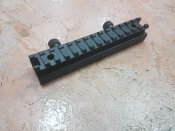 Крепление под базу Picatinny/Weaver для подъема обвеса.