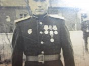 Фото в парадной форме с наградами и знаками.