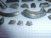 Осколки с надписями с боевых позиций .