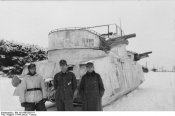 Russland-Mitte.- Gepanzerter Eisenbahnwagen mit zwei Geschutzen in Turmen im Winter 3.jpg