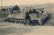 c441d1d850  1941. Подбитый советский танк Т-34-76..jpg