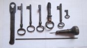 7 ключей , шило и напильник с боевых позиций .
