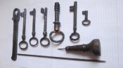 7 ключей , шило и напильник с боевых позиций .