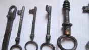 7 ключей , шило и напильник с боевых позиций .