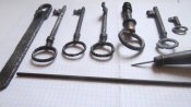 7 ключей , шило и напильник с боевых позиций .