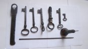 7 ключей , шило и напильник с боевых позиций .