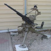 800px-Hotchkiss-13.2mm-x2-AA-machine-gun-batey-haosef-2-1.jpg