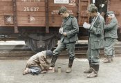 Хлопчик чистить німецькому раненому...