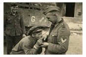 Крестьянин целует руки солдату вермахта.