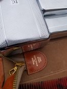 Отличный нессесер в кожаном кейсе: зеркало, мыльница, ножнички, тубус для щетки и т.п. Качество!