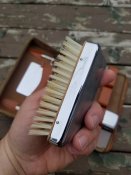 Отличный нессесер в кожаном кейсе: зеркало, мыльница, ножнички, тубус для щетки и т.п. Качество!
