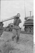 Bundesarchiv_Bild_101I-136-0873-18A,_Russland,_Zwangsarbeit_von_Kriegsgefangenen.jpg