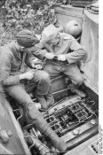 Bundesarchiv_Bild_101I-022-2936-27,_Russland,_Panzer_VI_(Tiger_I),_Wartung.jpg