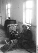Bundesarchiv_Bild_101I-031-2449-35A,_Russland,_Funker_in_Gebäude.jpg