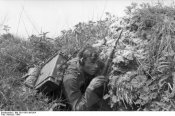 Bundesarchiv_Bild_101I-198-1395-05A,_Russland,_Funker_in_Deckung.jpg
