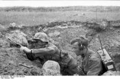Bundesarchiv_Bild_101I-198-1395-08A,_Russland,_Soldat_und_Funker_in_Deckung.jpg