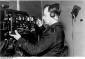 Bundesarchiv_Bild_146-1986-101-24,_Funkwerkstätte,_Reparatur_eines_Funkgerätes.jpg