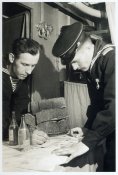 Моряк расписывается в ведомости старшины...