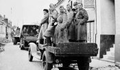 Перевозка солдат Красной Армии на грузовичке.