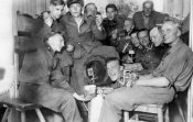 Пьяные немецкие солдаты пьют вино из бочки.
