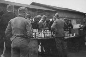 Выдача спиртных напитков солдатам вермахта.