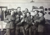 Немецкие солдаты пьют шампанское. ПМВ.