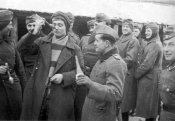 Солдаты вермахта  пьют рыбий жир ложками.