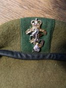 Бирет с кокардой олива армия Британии на 57-58р., шерсть обшит кожей.