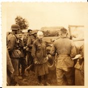 Военнопленные женщина РККА в немецком плену.