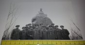 фото офицеры на фоне памятника Сталину