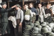 Призывники вермахта получают обмундирование.