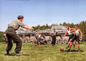 Танкисты панцерваффе играют в футбол.