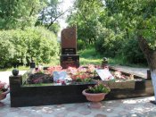 Братская могила весной 002.jpg