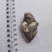 Срібна католицька підвіска.