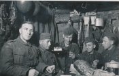 Солдаты вермахта пьют вино в блиндаже.