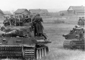 Солдаты вермахта на броне танка "Тигр-1".