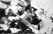 1941-й год, оборона Одессы, Дальник. Морпехи рассматривают трофеи..jpg