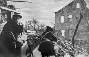 Бойцы морской пехоты Черноморского флота в бою в Севастополе 1942.jpg