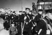 Краснофлотцы у памятника В.И. Ленину в Севастополе 1942.jpg
