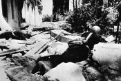 Морские пехотницы РККФ ведут бой в центре Севастополя 1942.jpg