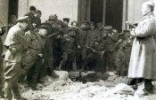Офицеры и солдаты Красной Армии...