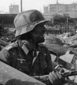 Bundesarchiv_Bild_116-168-618,_Russland,_Kampf_um_Stalingrad,_Soldat_mit_MPi.jpg